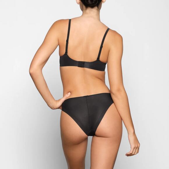 SKIMS Weightless Scoop Bra Onyx Lightly Lined Smoothing Lightweight 30D NEW - Picture 3 of 11